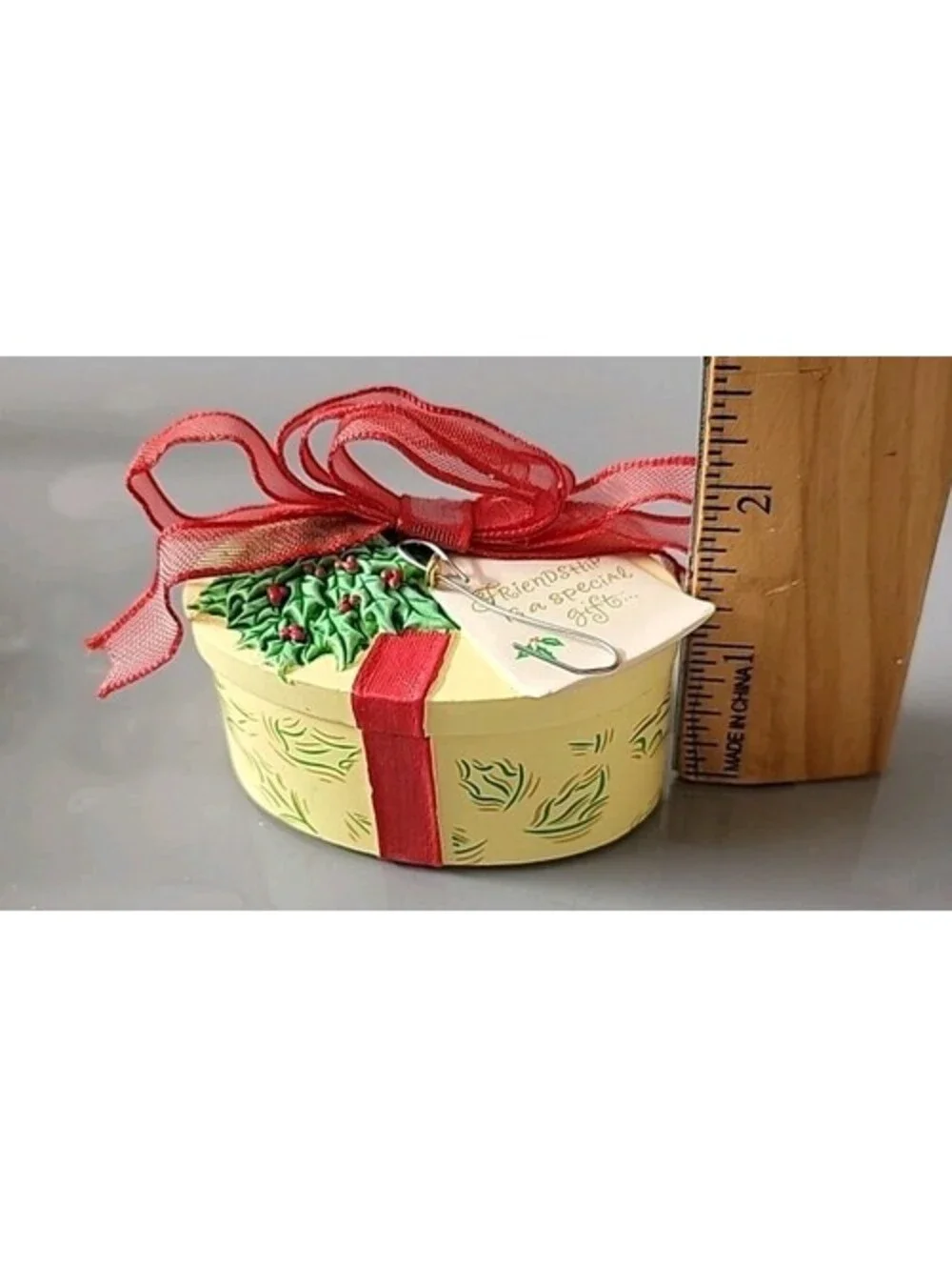 Vtg Hallmark Christmas Ornament 2004 Gift Box Friendship Opens Message Insid EUC